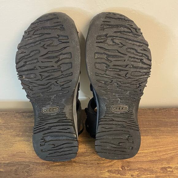 Keen Women’s 7 Black Hiking Sandals Water Outdoor Shoes Closed Toe Secure Fit - Picture 4 of 9